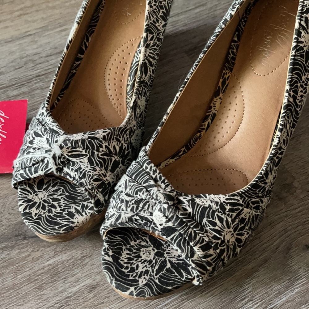 dexflex comfort Floral Black and Cream Wedge Sandals - Picture 14 of 16